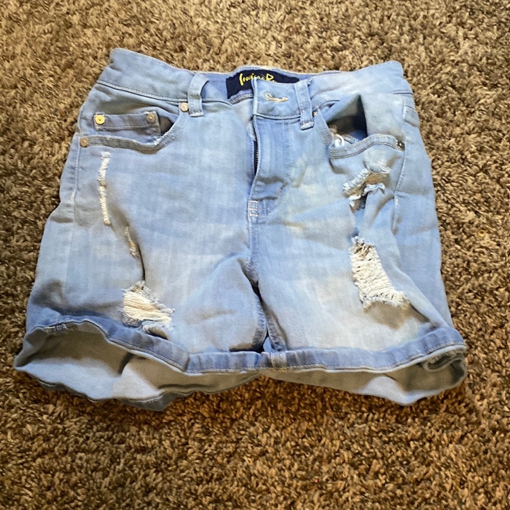 Low cut white washed rip jeans shorts
